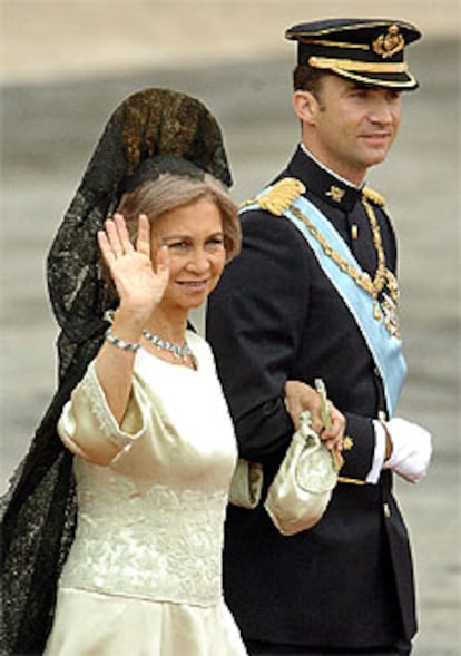 Don Felipe y la reina Sofía, saludan a su llegada a la catedral de La Almudena.