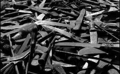 Los machetes fueron el trágico símbolo de la matanza. La imagen de la izquierda fue tomada en Goma, cerca de la frontera con Ruanda, en 1994.