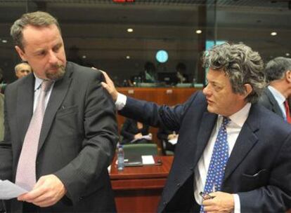 El ministro checo de Energía, Martin Riman y, a la derecha, su homólogo francés, Jean-Louis Borloo, en la reunión del Consejo de Energía de la UE.