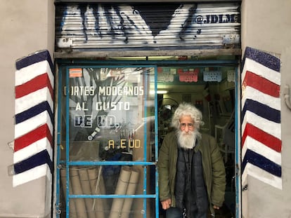 El peluquero Manuel Ibarra, en la entrada de su negocio en la colonia Roma de Ciudad de México