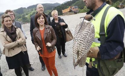 Izaskun Bilbao, durante su visita al vertedero de Sasieta.