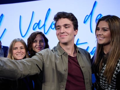 La presidenta nacional de Nuevas Generaciones, Beatriz Fanjul (i), Isabel Díaz Ayuso (2i), y el presidente de Nuevas Generaciones del PP de Madrid, Ignacio Dancausa, en 2022.