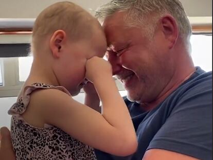 El emocionante abrazo de un padre a su hija enferma de cáncer, separados por la covid-19