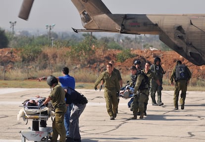 Soldados israelíes evacuan a Tel Aviv a dos heridos en el asalto de la Armada hebrea a la flotilla que, con ayuda humanitaria, se dirigía a Gaza.