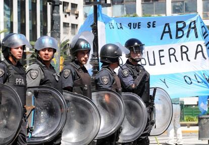 Policías Federales prestan guardia durante una manifestación ayer de exsoldados argentinos que reclaman ser reconocidos como veteranos de la Guerra de Malvinas.
