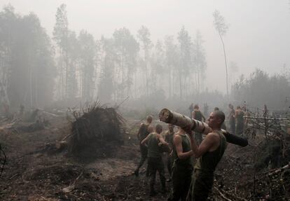 Soldados rusos retiran los árboles que han cortado para construir un cortafuegos cerca de Lukhovitsy, 110 kilómetros al sureste de Moscú.