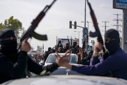 Miembros de las Brigadas Izzedine al-Qassam, el brazo armado del grupo palestino Hamás, participan en un desfile para celebrar el acuerdo de alto el fuego en Deir al-Balah, este domingo.