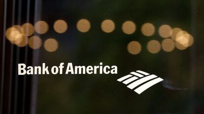 Logo do Bank of America na porta de uma sucursal.