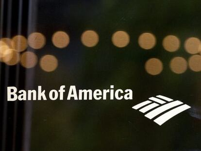 Logo do Bank of America na porta de uma sucursal.