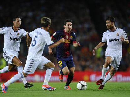 Cristiano, Coentrão y Alonso tratan de parar a Messi.