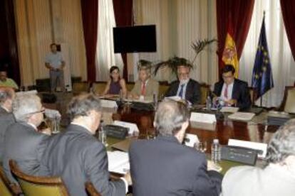 El ministro de Agricultura, Alimentación y Medio Ambiente, Miguel Arias Cañete (2D), preside la reunión con la Interprofesional láctea (Inlac) y representantes de la distribución para analizar los problemas del sector, esta tarde en la sede del Ministerio, en Madrid.