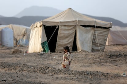 Una niña pasa junto a una tienda en un campamento para desplazados internos en Marib, Yemen, el 5 de abril de 2021.