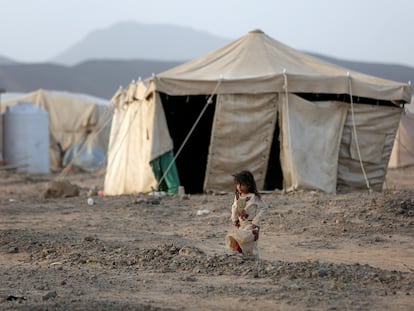 Una niña pasa junto a una tienda en un campamento para desplazados internos en Marib, Yemen, el 5 de abril de 2021.