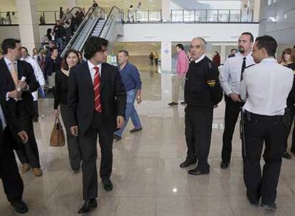 El consejero de Sanidad, Juan José Güemes (en el centro), visita el hospital del Henares.