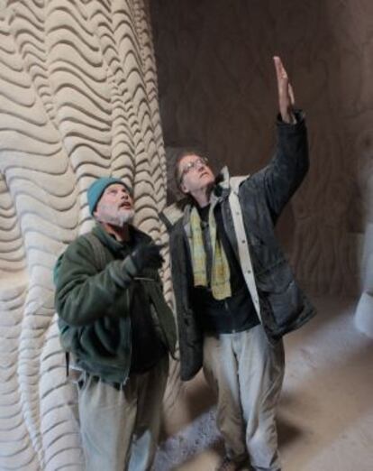 Jeffrey Karoff y el escultor Ra Paulette en una de las cavernas del artista.