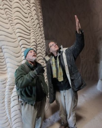 Jeffrey Karoff y el escultor Ra Paulette en una de las cavernas del artista.
