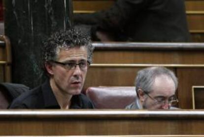 El diputado de Amaiur Xabier Errekondo (i), ayer en su escaño del Congreso.