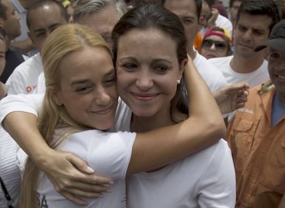 Machado (d) abraza a Lilian Tintori, esposa de Leopoldo López