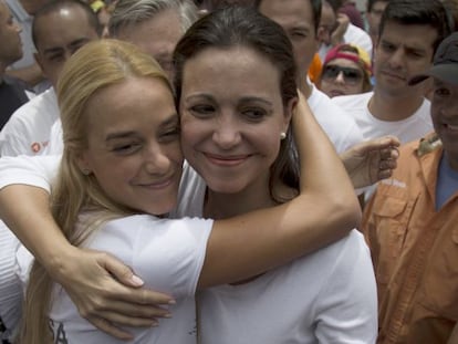 Machado (à direita) abraça Lilian Tintori, esposa de Leopoldo López.