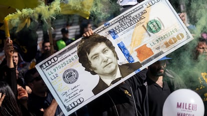 Un billete de 100 dólares con el rostro de Javier Milei durante una protesta en Buenos Aires, Argentina, en 2023.