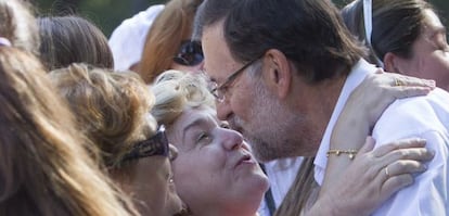 Rajoy saluda a sus admiradoras en el acto de inauguración del curso político el sábado en el Castillo de Soutomaior (Pontevedra).