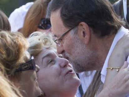 Rajoy saluda a sus admiradoras en el acto de inauguración del curso político el sábado en el Castillo de Soutomaior (Pontevedra).