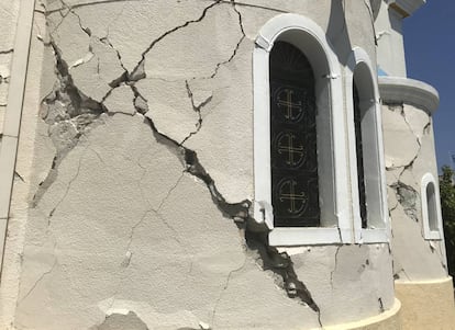 Daños causados en la fachada de una iglesia en la isla griega de Kos, el 21 de julio de 2017.