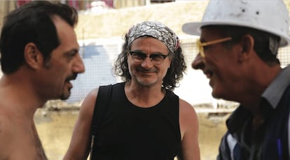 Ziad Doueiri, entre Adel Karam (izquierda) y Kamel El Basha.