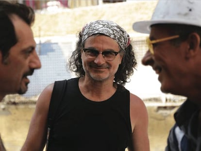 Ziad Doueiri, entre Adel Karam (izquierda) y Kamel El Basha.