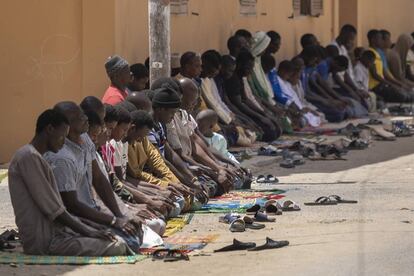 Varias personas rezan durante el viernes de Ramadán en Saint Louis (Senegal). 