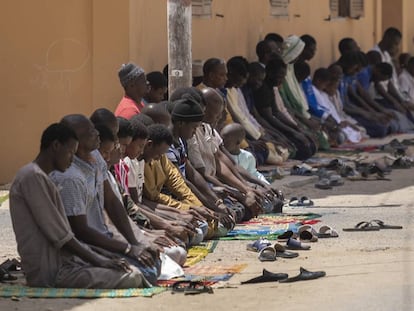 Varias personas rezan durante el viernes de Ramadán en Saint Louis (Senegal).