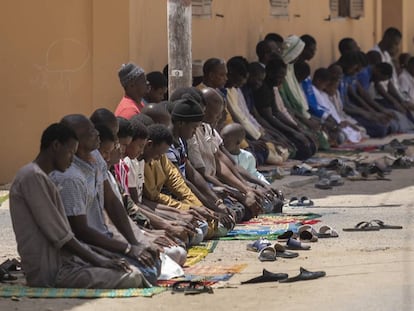 Varias personas rezan durante el viernes de Ramadán en Saint Louis (Senegal). 