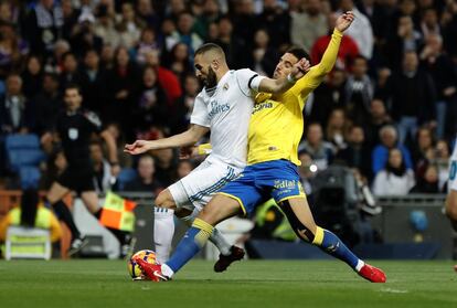 El jugador del Real Madrid Karim Benzema compite por el balón con el defensa de Las Palmas Pedro Bigas Rigo.