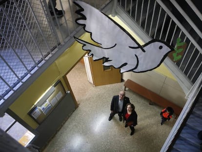 Bargalló i Colau durant la visita a l'escola.