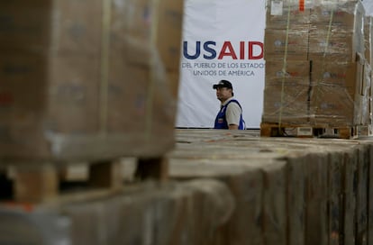 Un hombre camina entre las cajas de ayuda humanitaria enviadas por USAID, en una bodega en Cúcuta (Colombia), el 21 de febrero de 2019.