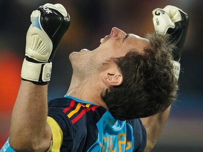 Casillas celebra el triunfo de cuartos ante Paraguay.