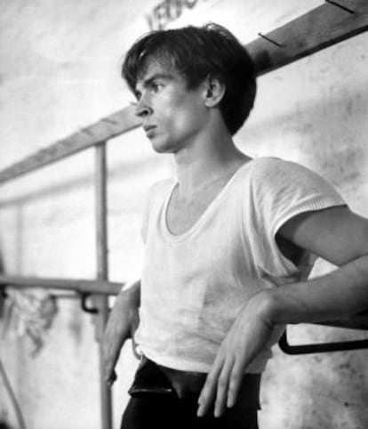 Rudolf Nureyev, durante un descanso de un ensayo.