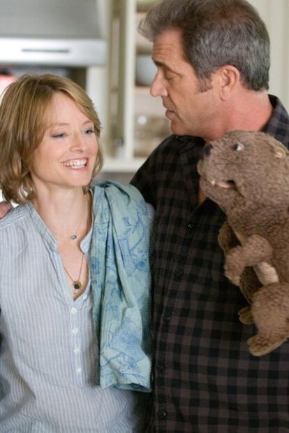 El actor Mel Gibson junto a Jodie Foster en una imagen del filme 'El castor', dirigido por Foster.