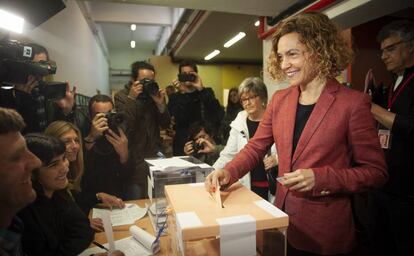 La cabeza de lista del PSC, Meritxell Batet, introduce su voto en un colegio electoral de Barcelona.