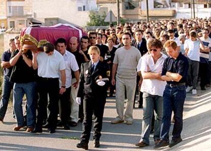 Cortejo fúnebre por el policía local fallecido el sábado en la localidad valenciana de Sueca.