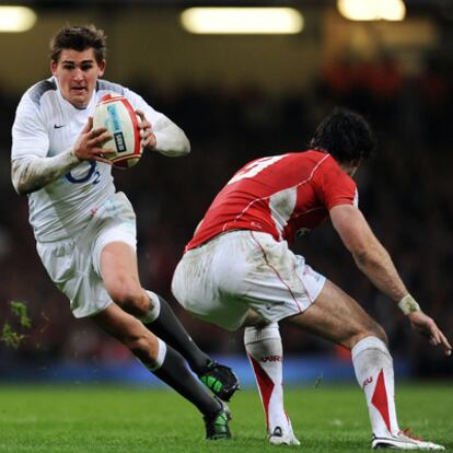 Toby Flood (derecha) intenta sortear a Mike Philips durante el partido entre Gales e Inglaterra en Cardiff.