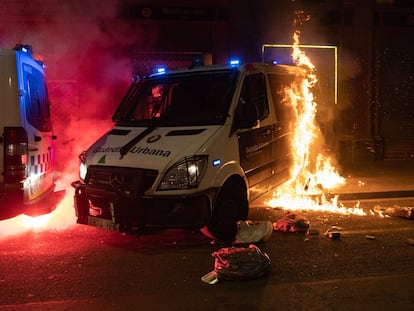 La furgoneta de la Guardia Urbana en llamas, el pasado sábado en Barcelona.