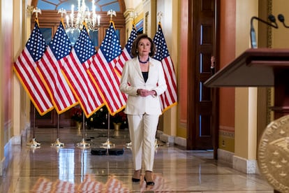 Nancy Pelosi acudiendo a la rueda de prensa para explicar las razones por las que iniciar un jucio político contra Trump.