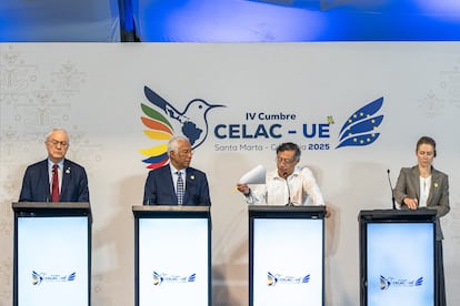 Mario Lubetkin, António Costa, Gustavo Petro, Kaja Kallas presentan ra declaración de la IV cumbre de la CELAC-UE, este domingo.