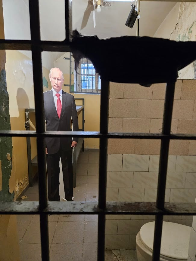 Imagen de Putin a tamaño real en el interior de una celda de la antigua prisión de Lukiskes en Vilna.