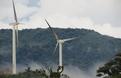 Molinos para obtener energía eólica en Costa Rica.