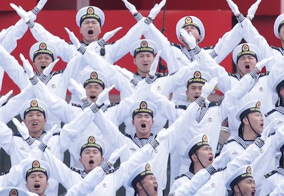 Soldados de la Armada china actúan durante las celebraciones en la víspera del 70º aniversario de la Marina del Ejército Popular de Liberación, este lunes en Qingdao.