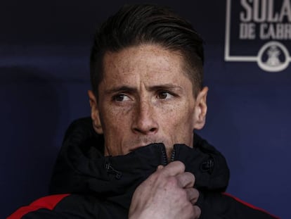 Torres en el banquillo durante el encuentro ante el Athletic.