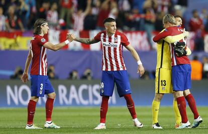  Los jugadores del Atlético de Madrid se felicitad una vez terminado el partido.