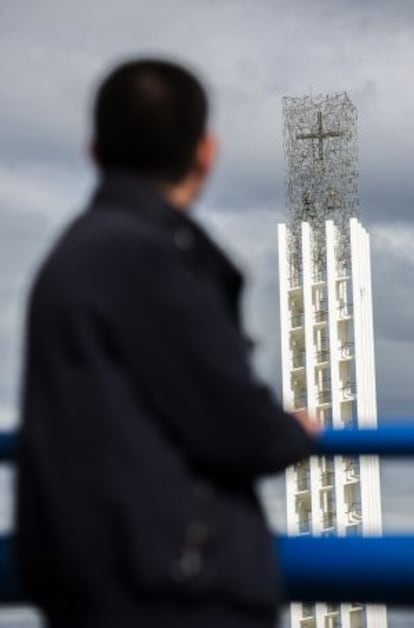 En Paulino, víctima dels abusos, davant la torre de l'església dels Dominics a Madrid.